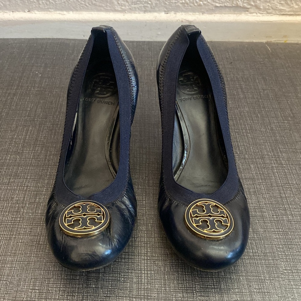 Tory Burch Caroline Navy Patent Leather Mid Heel Elastic Pump Heels 7.5